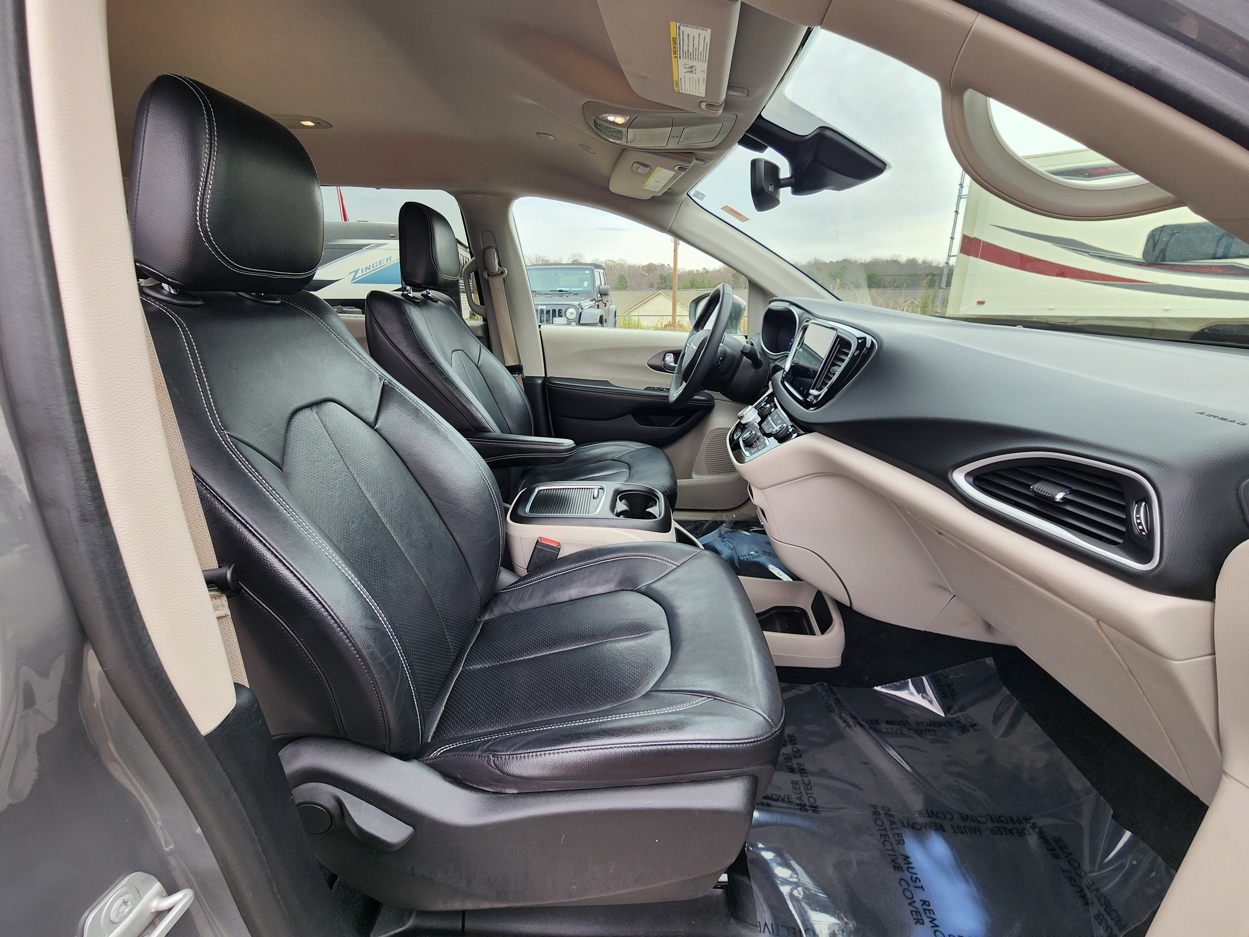 Used 2022 Chrysler Pacifica Touring-L image 11