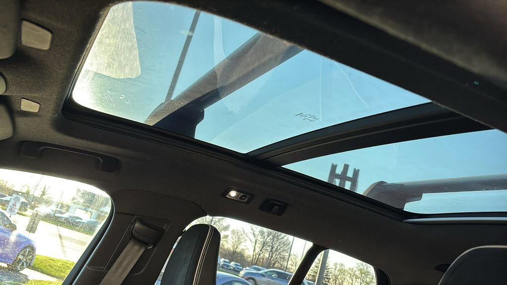 Used 2021 Volvo XC40 T5 R-Design w/ Climate Package image 10