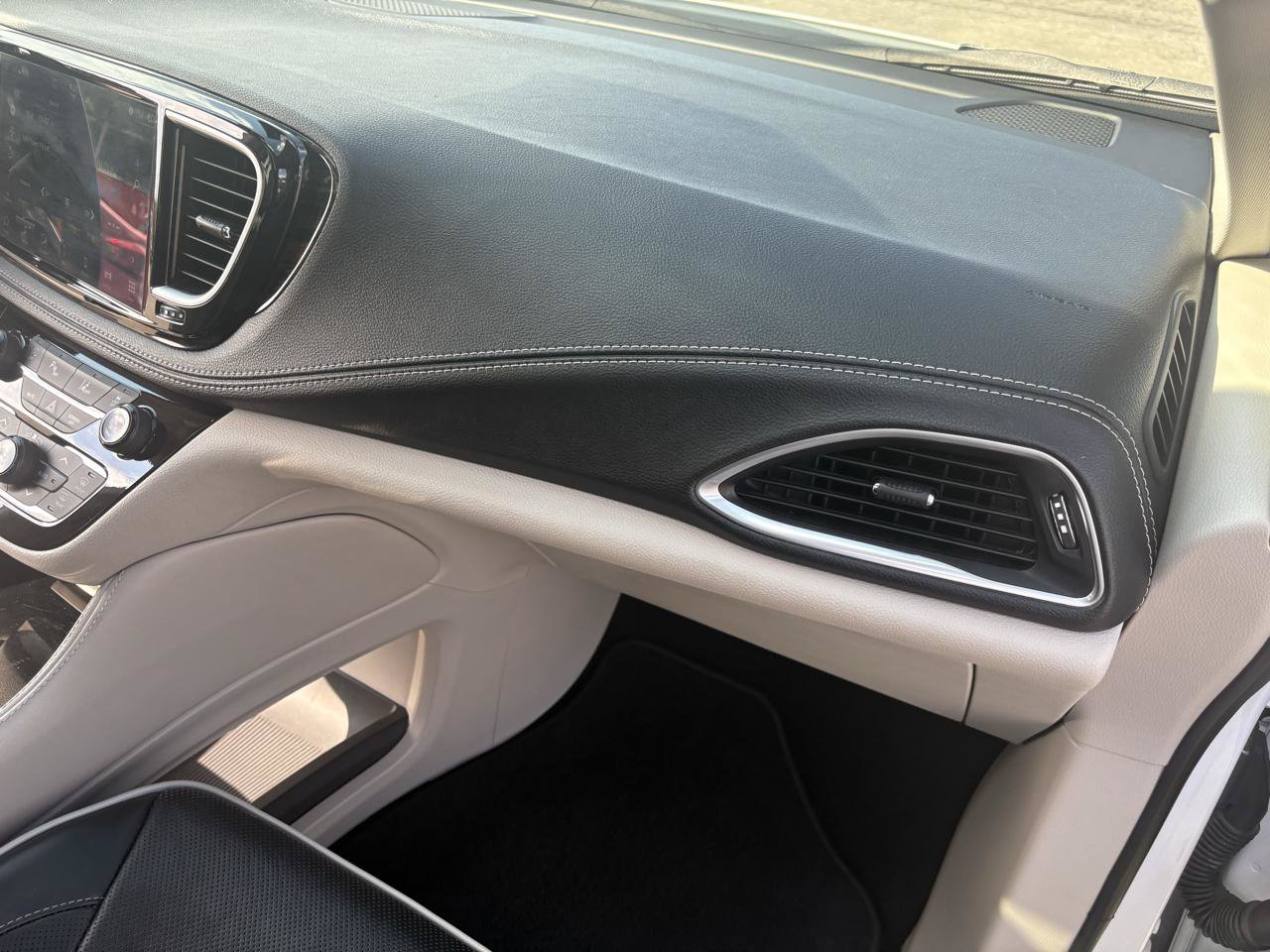 Used 2024 Chrysler Pacifica Limited FWD image 40