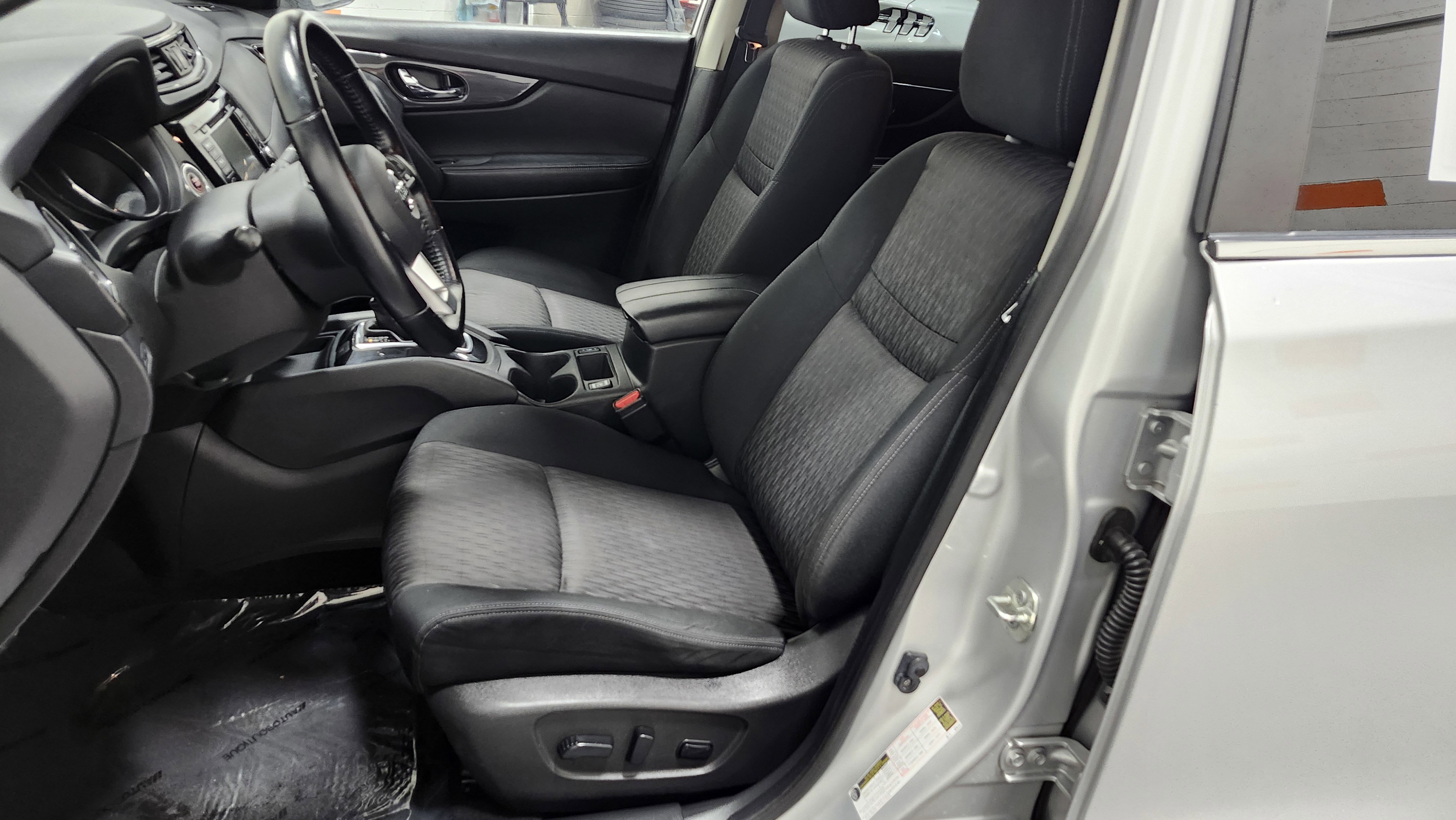 Used 2020 Nissan Rogue SV image 24