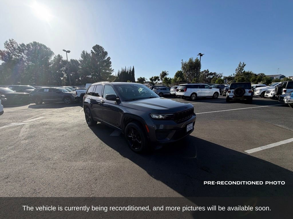Used 2023 Jeep Grand Cherokee Altitude AWD/4WD image 8