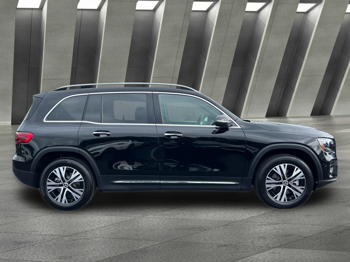 Used 2024 Mercedes-Benz GLB 250 4MATIC image 3