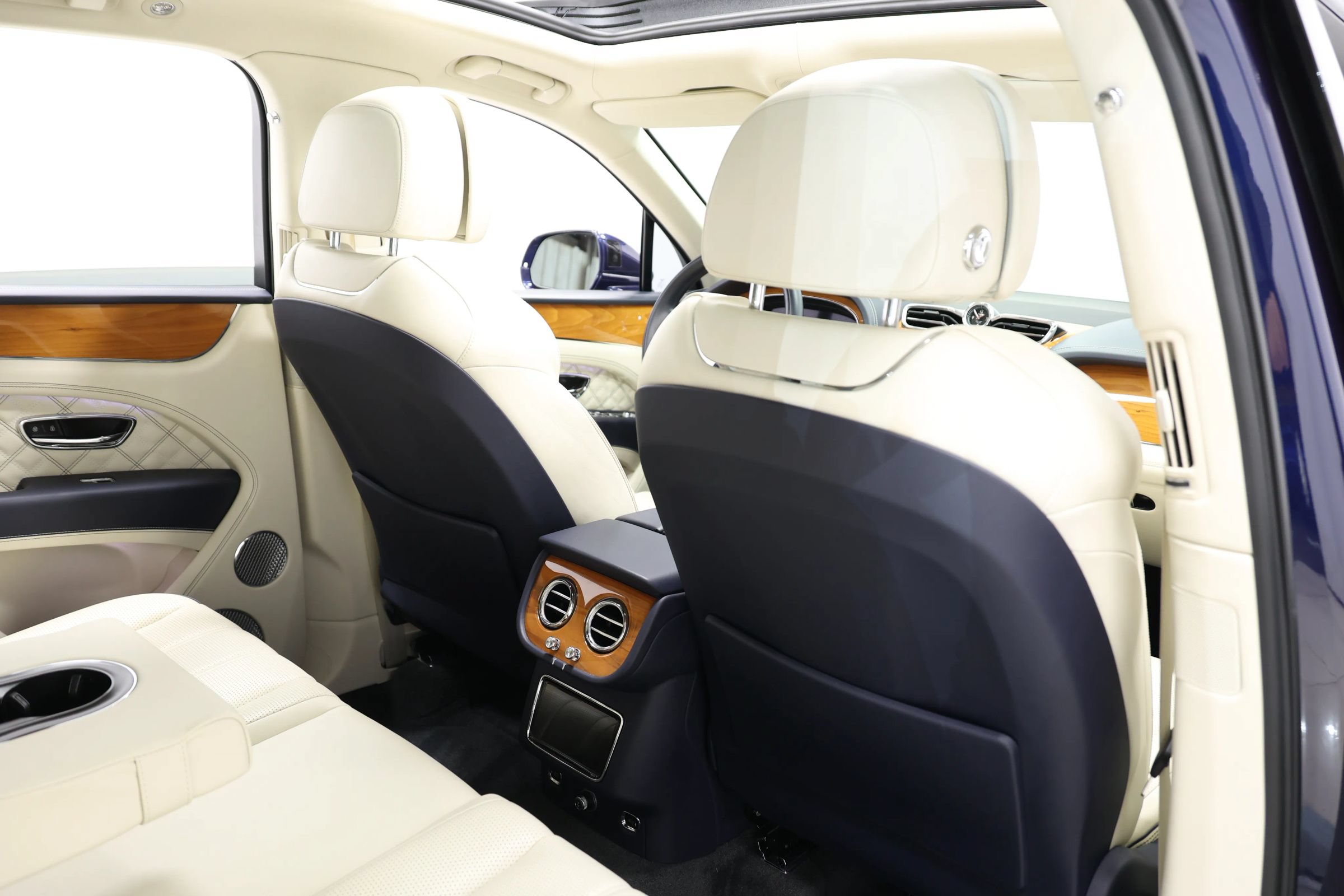Used 2021 Bentley Bentayga w/ First Edition Specification AWD/4WD image 98