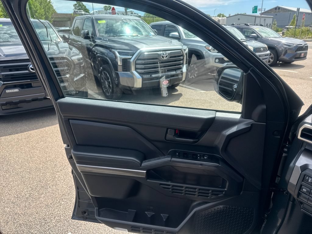 Used 2025 Toyota 4Runner SR5 AWD/4WD image 33