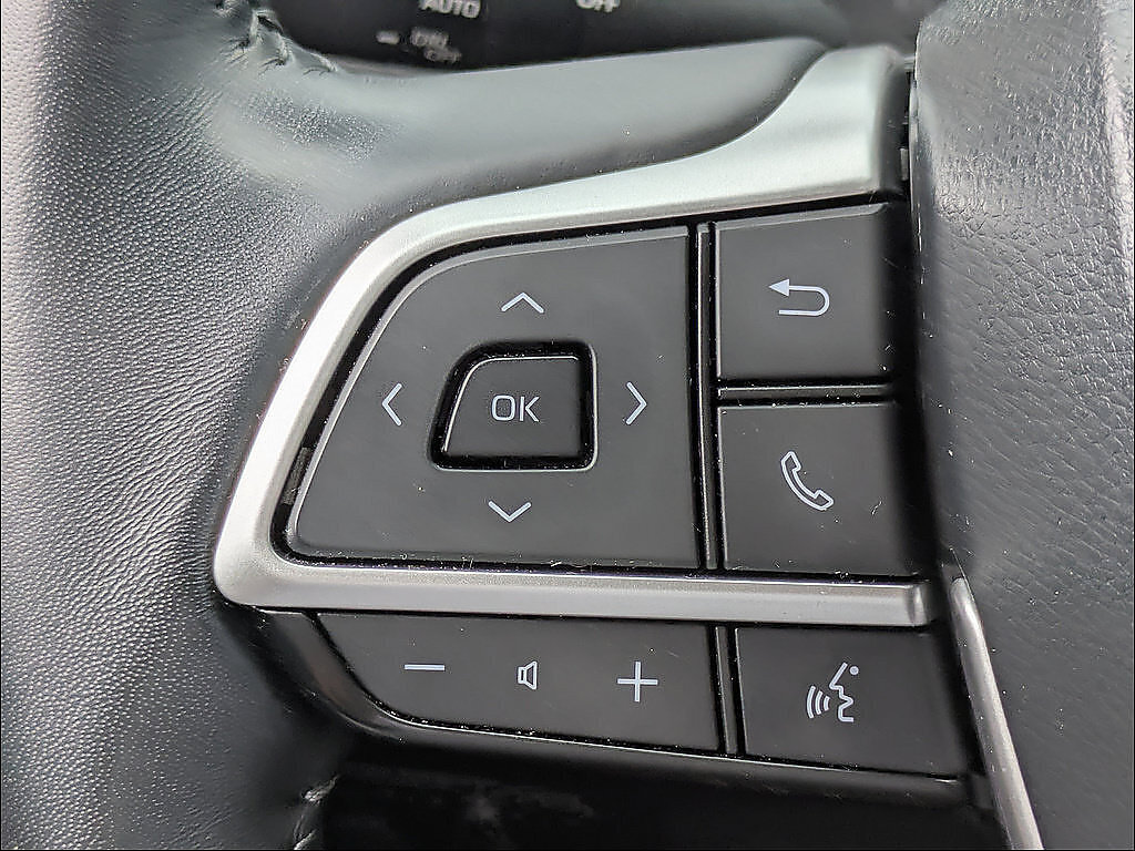 Used 2023 Toyota Highlander XLE FWD image 24