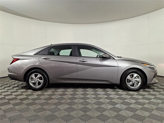 Used 2023 Hyundai Elantra SE w/ Preferred Accessory Package image 10