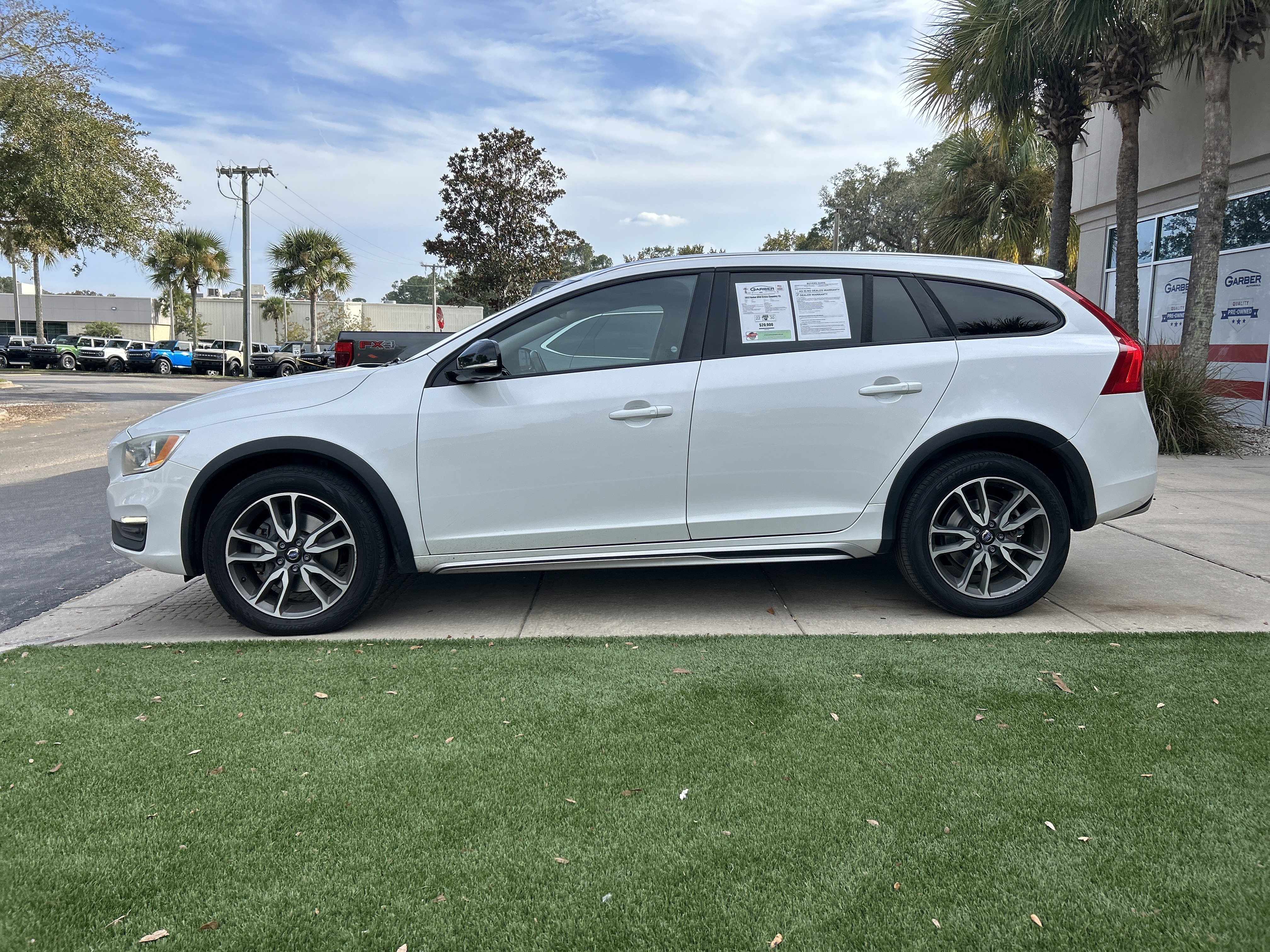 Used 2017 Volvo V60 T5 Cross Country w/ Convenience Package image 4