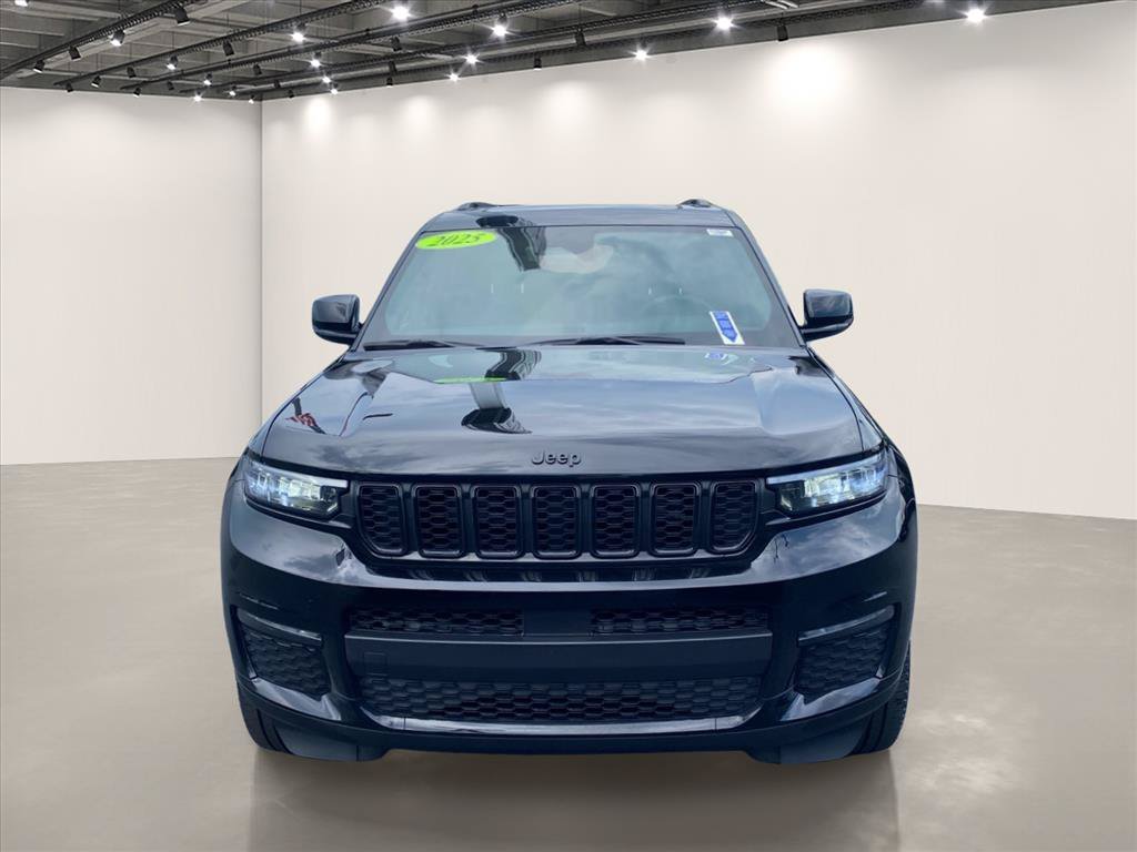 Used 2025 Jeep Grand Cherokee L Limited w/ Black Appearance Package AWD/4WD image 2