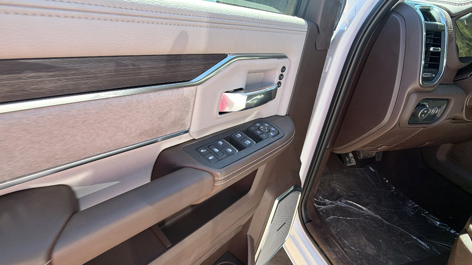 New 2026 RAM 2500 Laramie AWD/4WD image 15