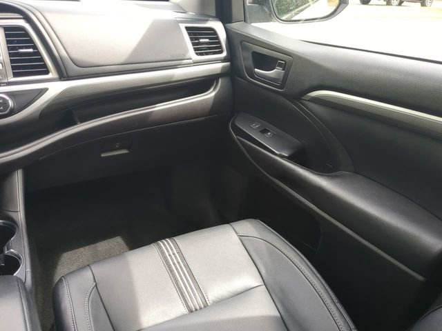 Used 2018 Toyota Highlander SE AWD/4WD image 16