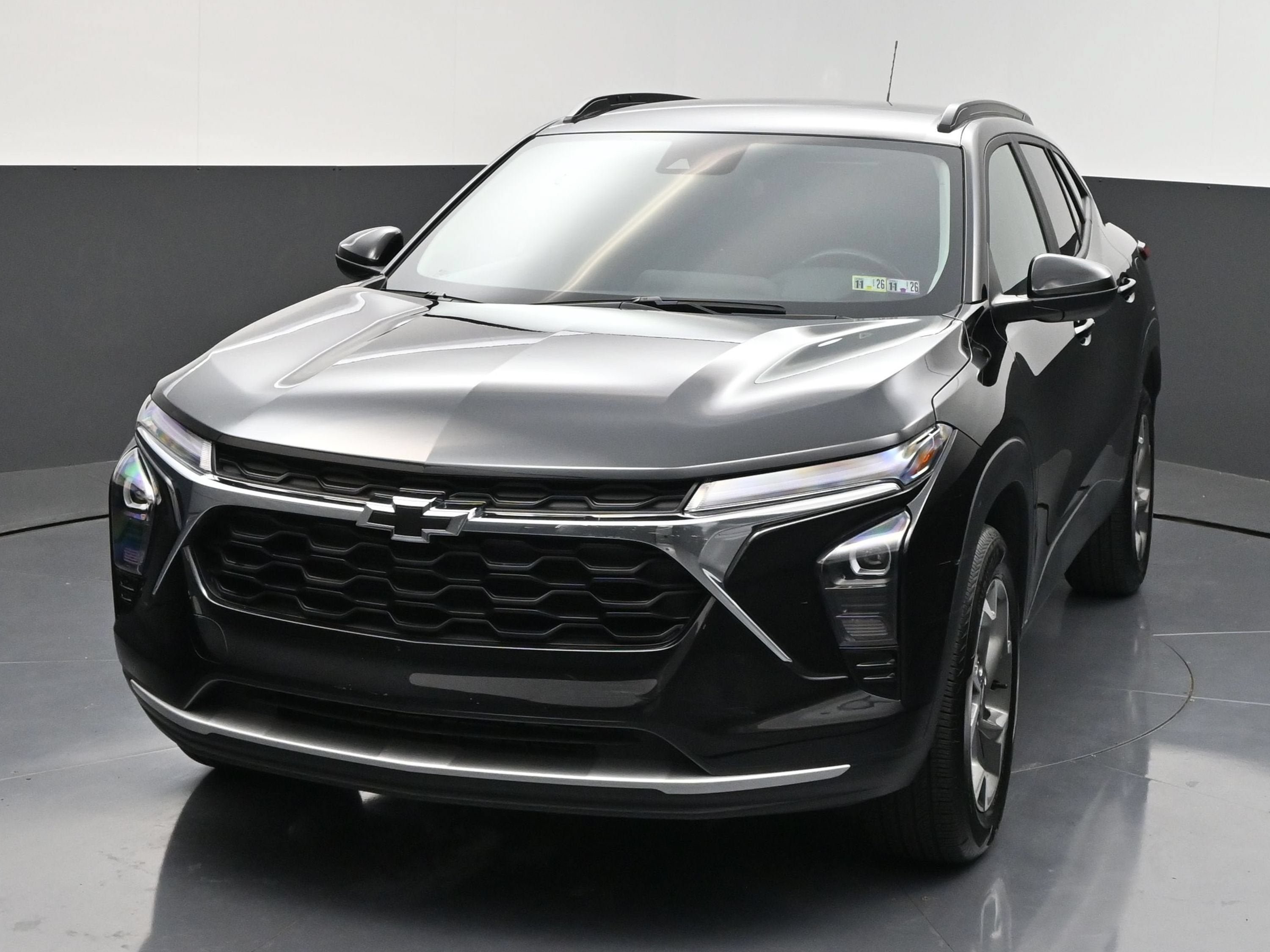 Used 2025 Chevrolet Trax LT w/ LT Convenience Package FWD image 3
