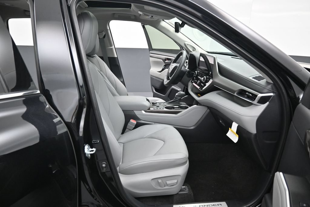 Certified 2026 Toyota Highlander Limited AWD/4WD image 37