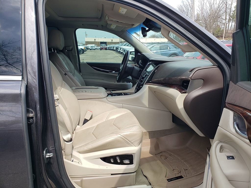 Used 2015 Cadillac Escalade Luxury image 9