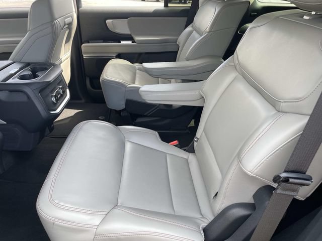 Used 2025 Ford Expedition Active AWD/4WD image 17