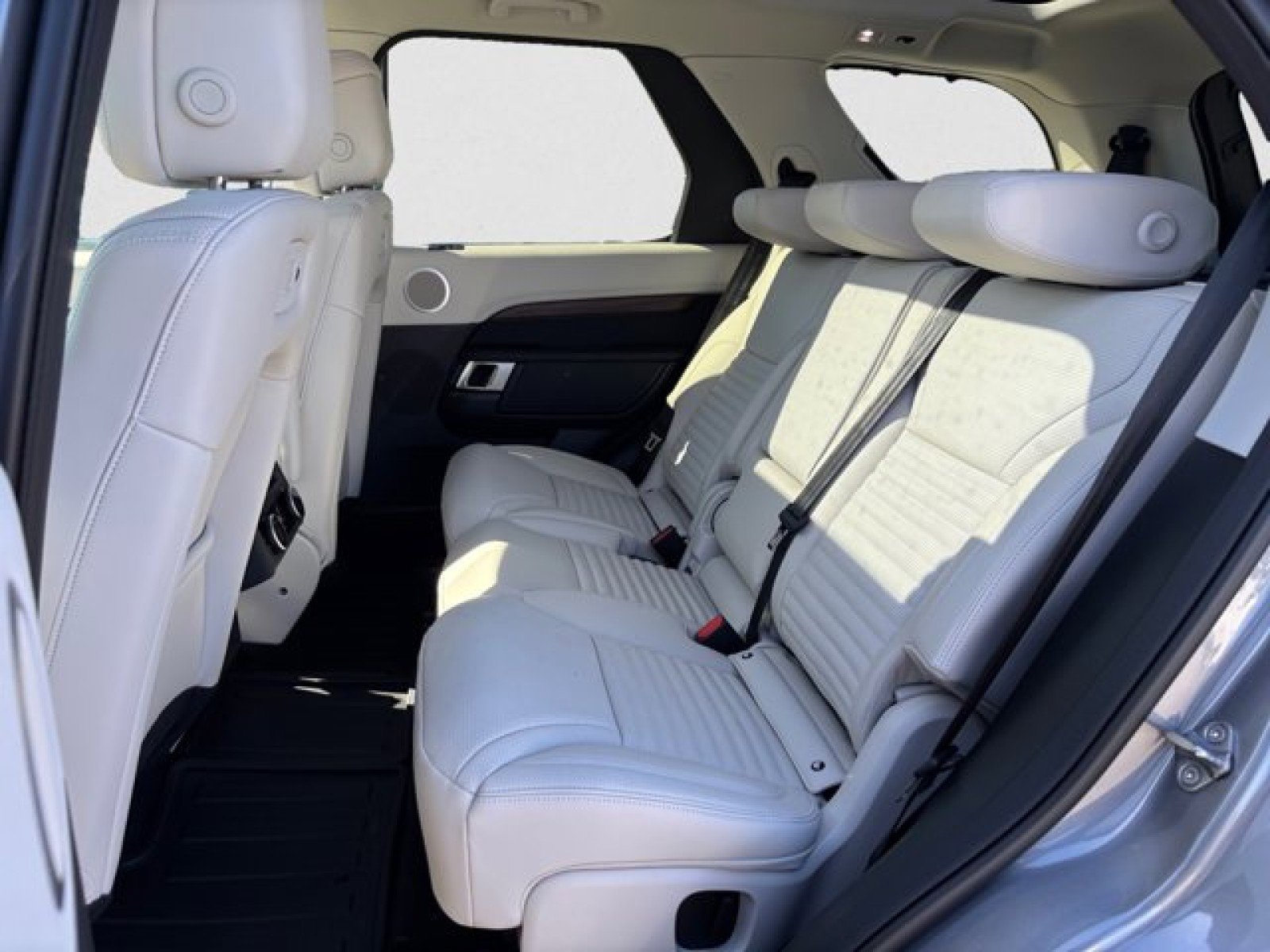 New 2025 Land Rover Discovery S image 18