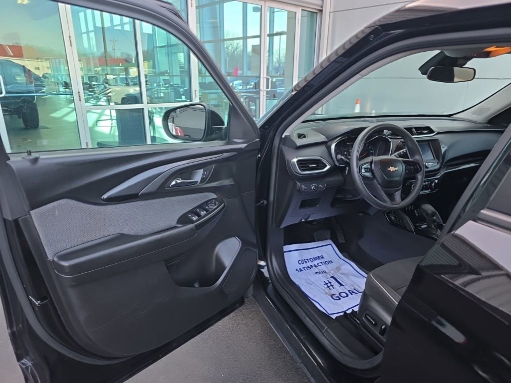 Used 2022 Chevrolet TrailBlazer LT w/ LPO, Blackout Package image 8