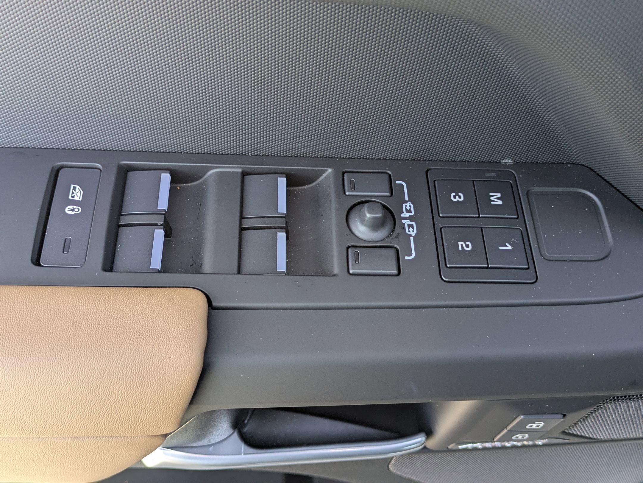 Certified 2025 Land Rover Defender 110 X-Dynamic SE image 22