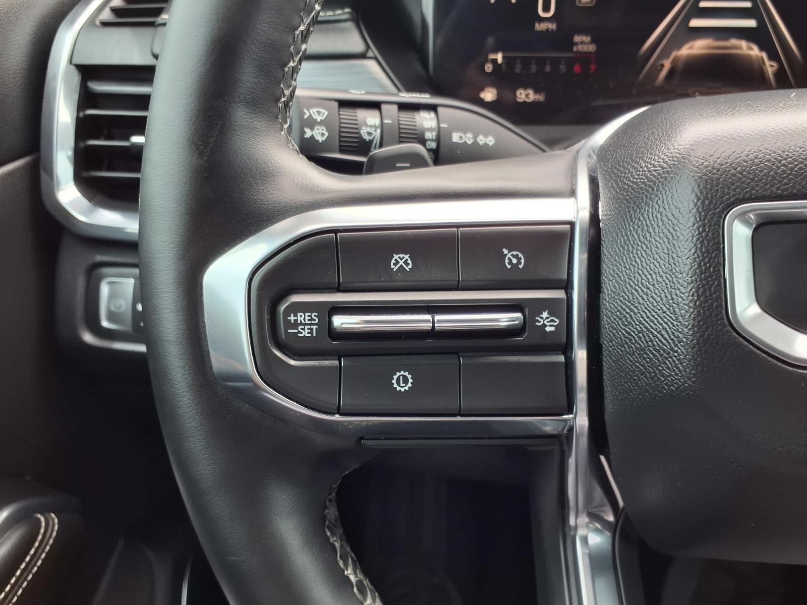 Used 2025 GMC Acadia Elevation w/ Elevation Premium Package FWD image 17