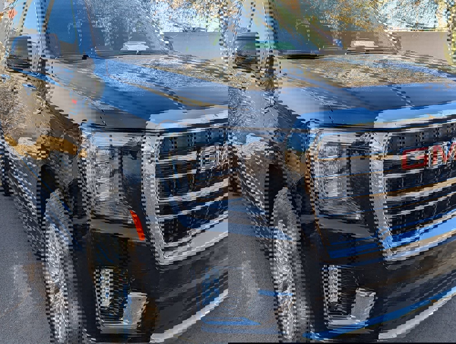 Used 2023 GMC Yukon XL SLT w/ SLT Luxury Package image 4