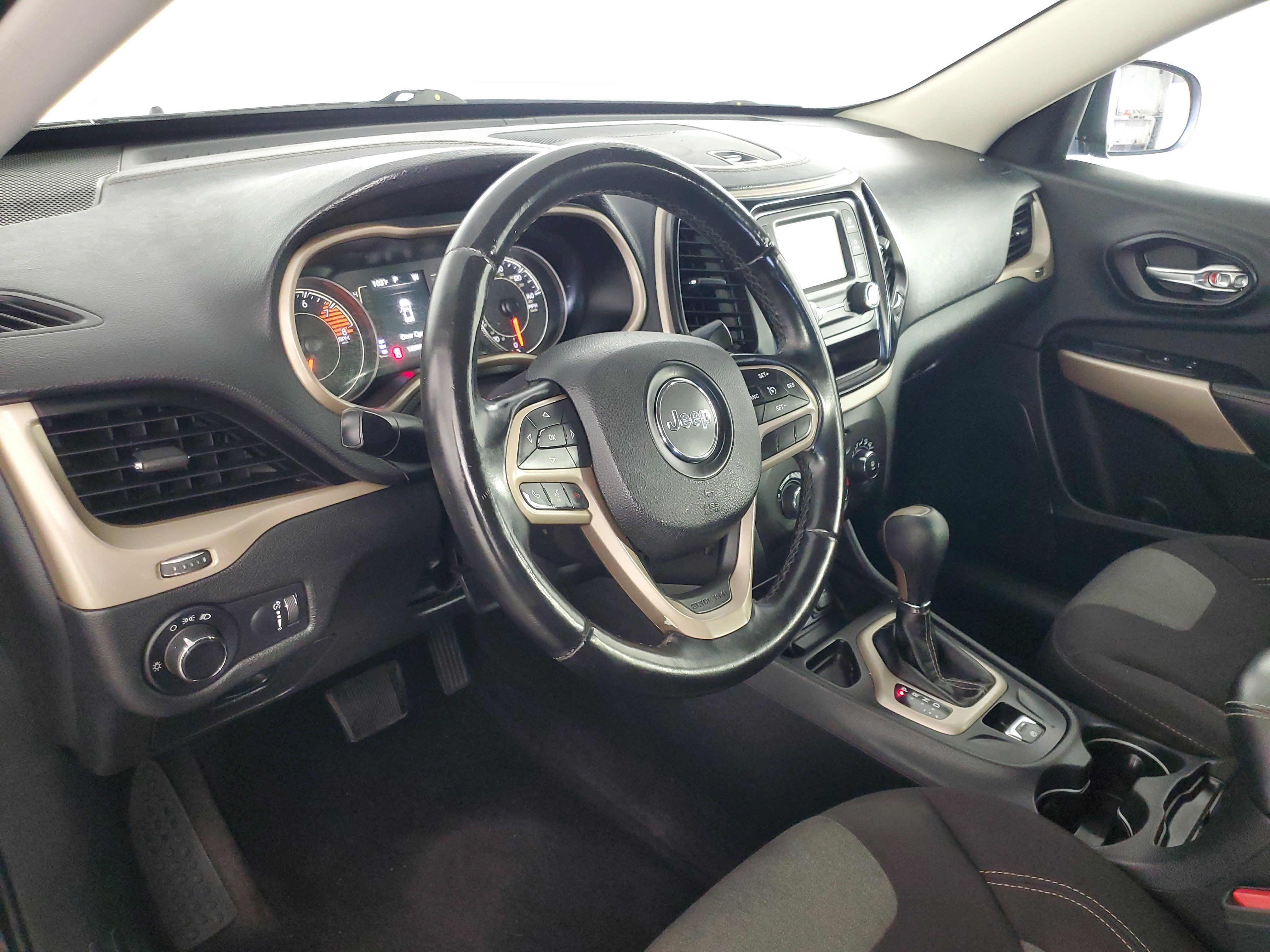 Used 2017 Jeep Cherokee Sport FWD image 11