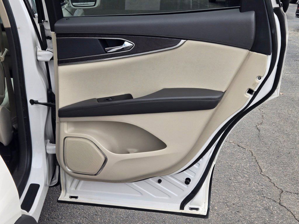 Used 2019 Lincoln Nautilus Select image 9