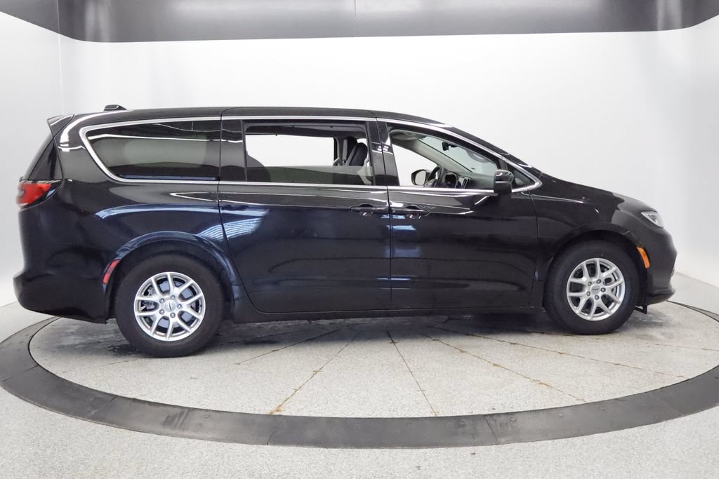 Certified 2023 Chrysler Pacifica Touring-L FWD image 8