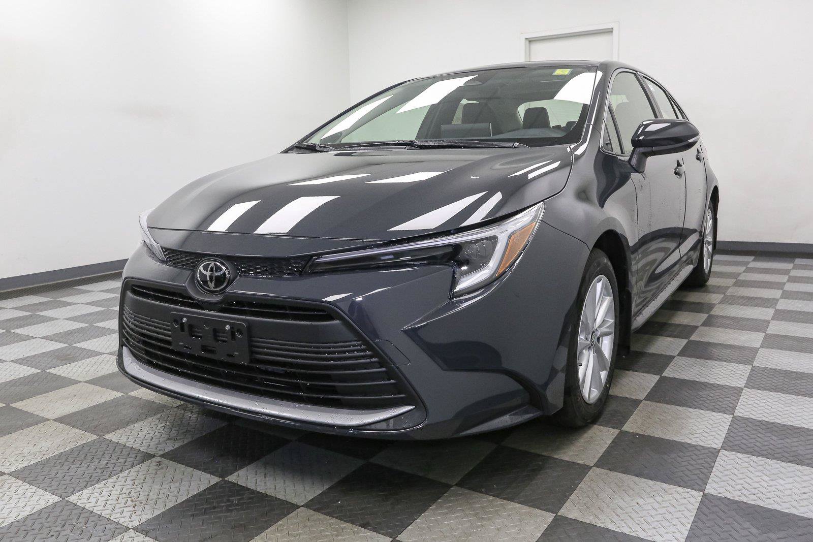 New 2027 Toyota Corolla XLE w/ Carpet Mat Package (TMS) FWD image 4