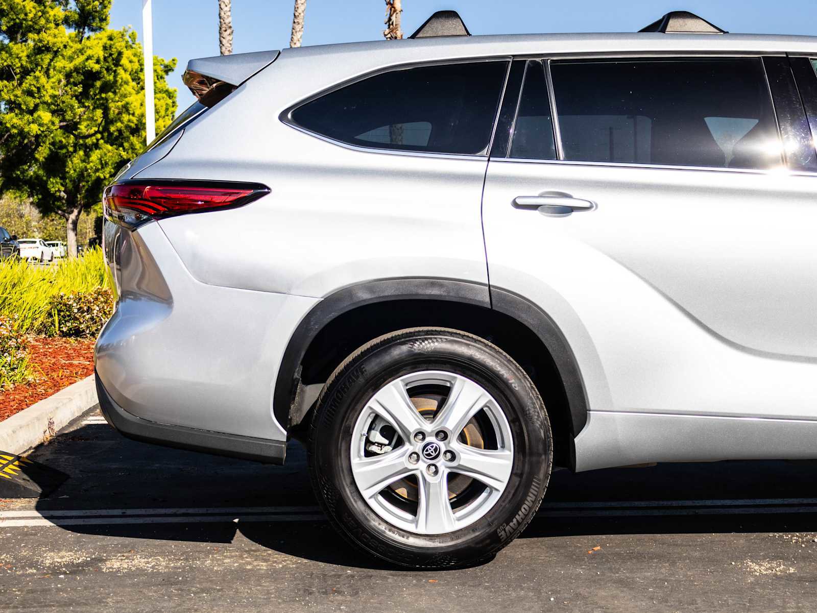Used 2022 Toyota Highlander LE FWD image 6