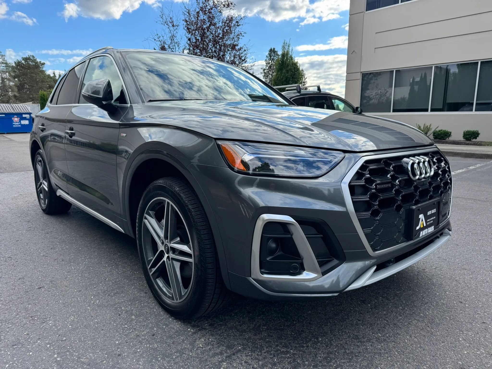 Used 2022 Audi Q5 e Premium Plus w/ Premium Plus Package AWD/4WD image 2