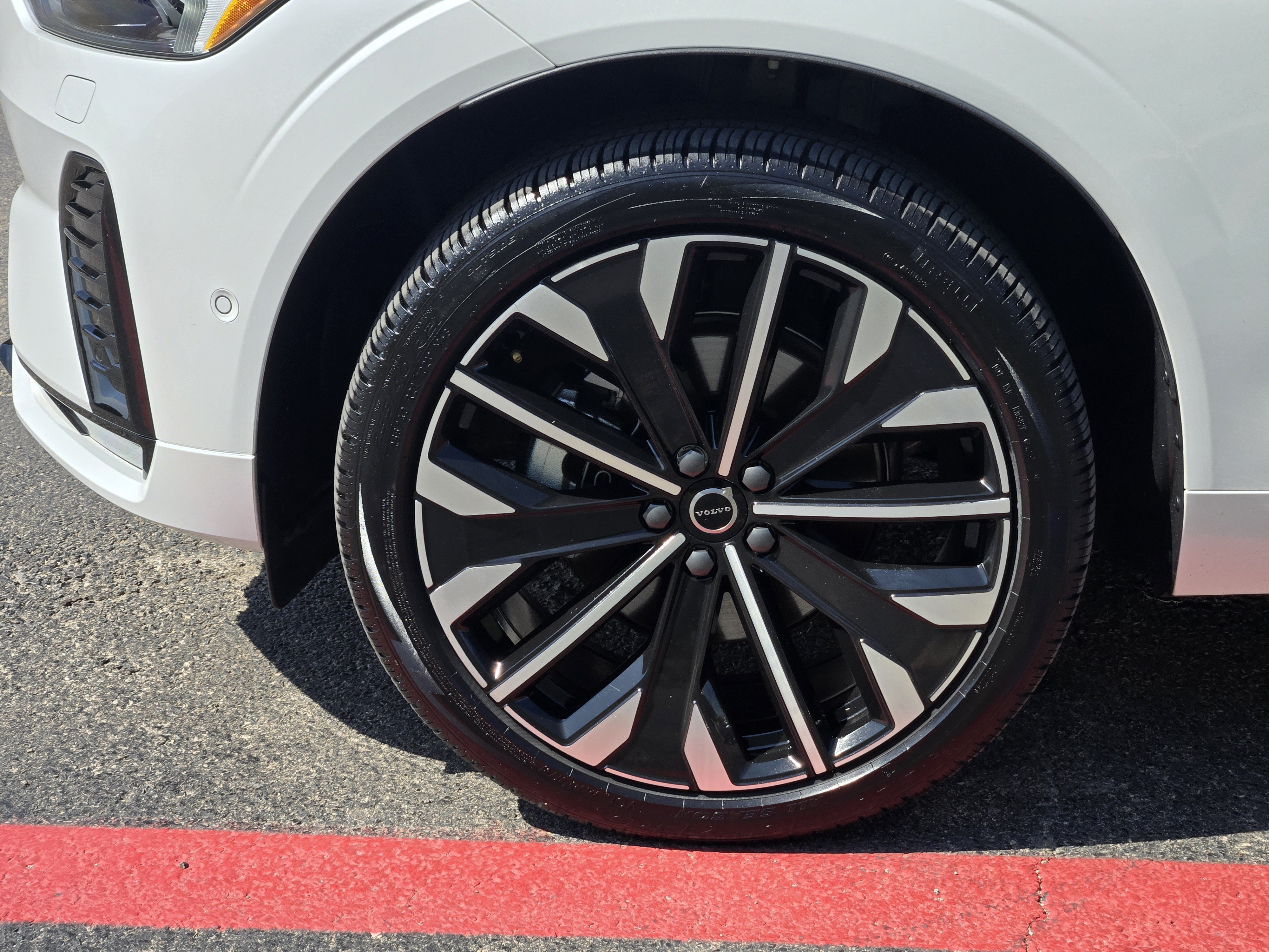 Certified 2026 Volvo XC60 B5 Ultra AWD/4WD image 16