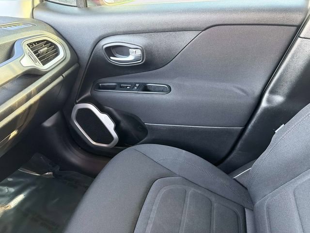 Used 2018 Jeep Renegade Latitude image 21