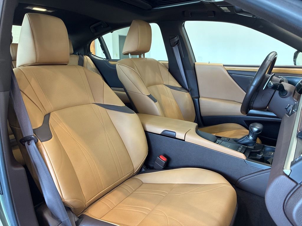 Certified 2019 Lexus ES 300h Ultra Luxury image 16