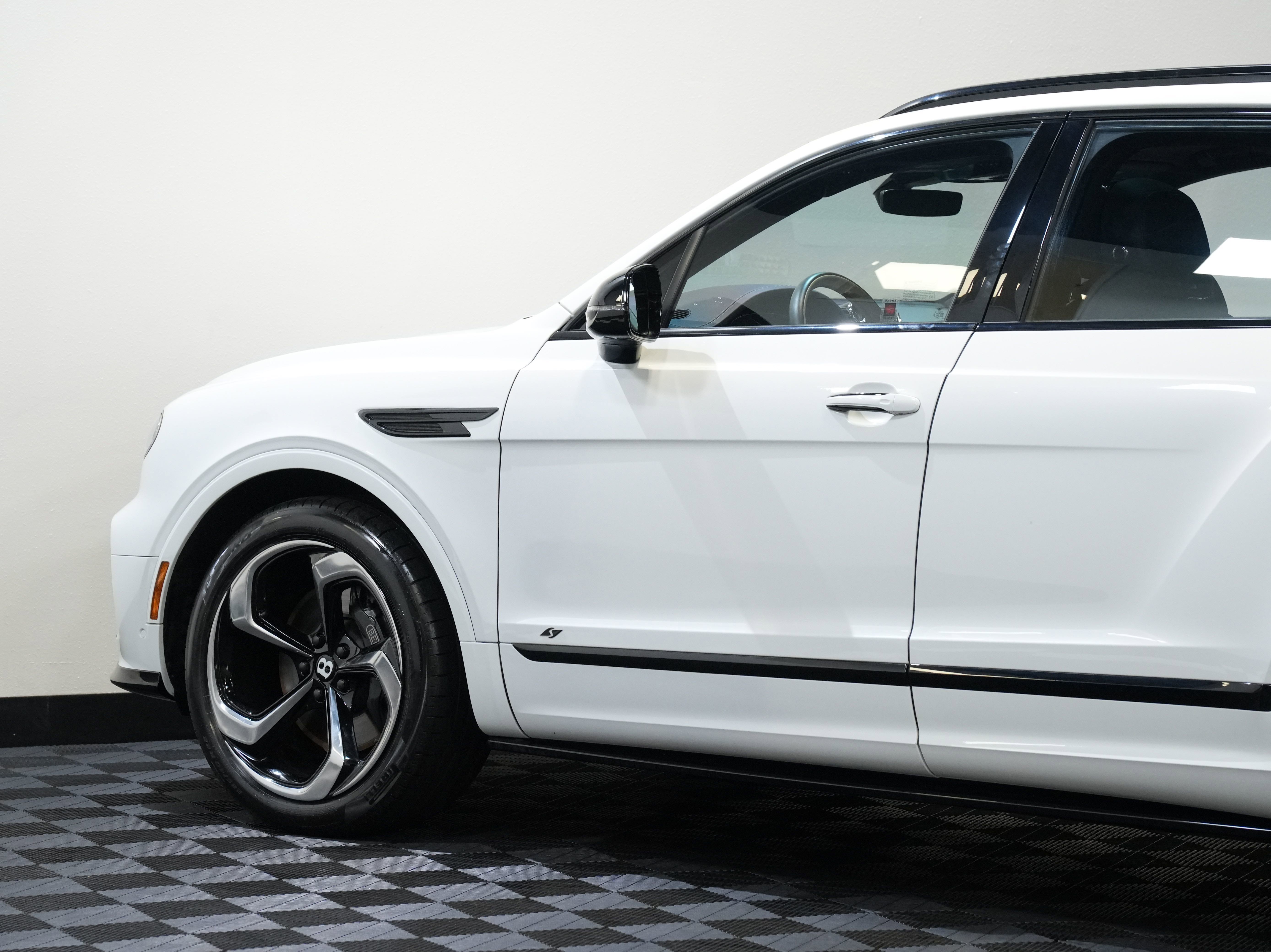 Used 2022 Bentley Bentayga image 19