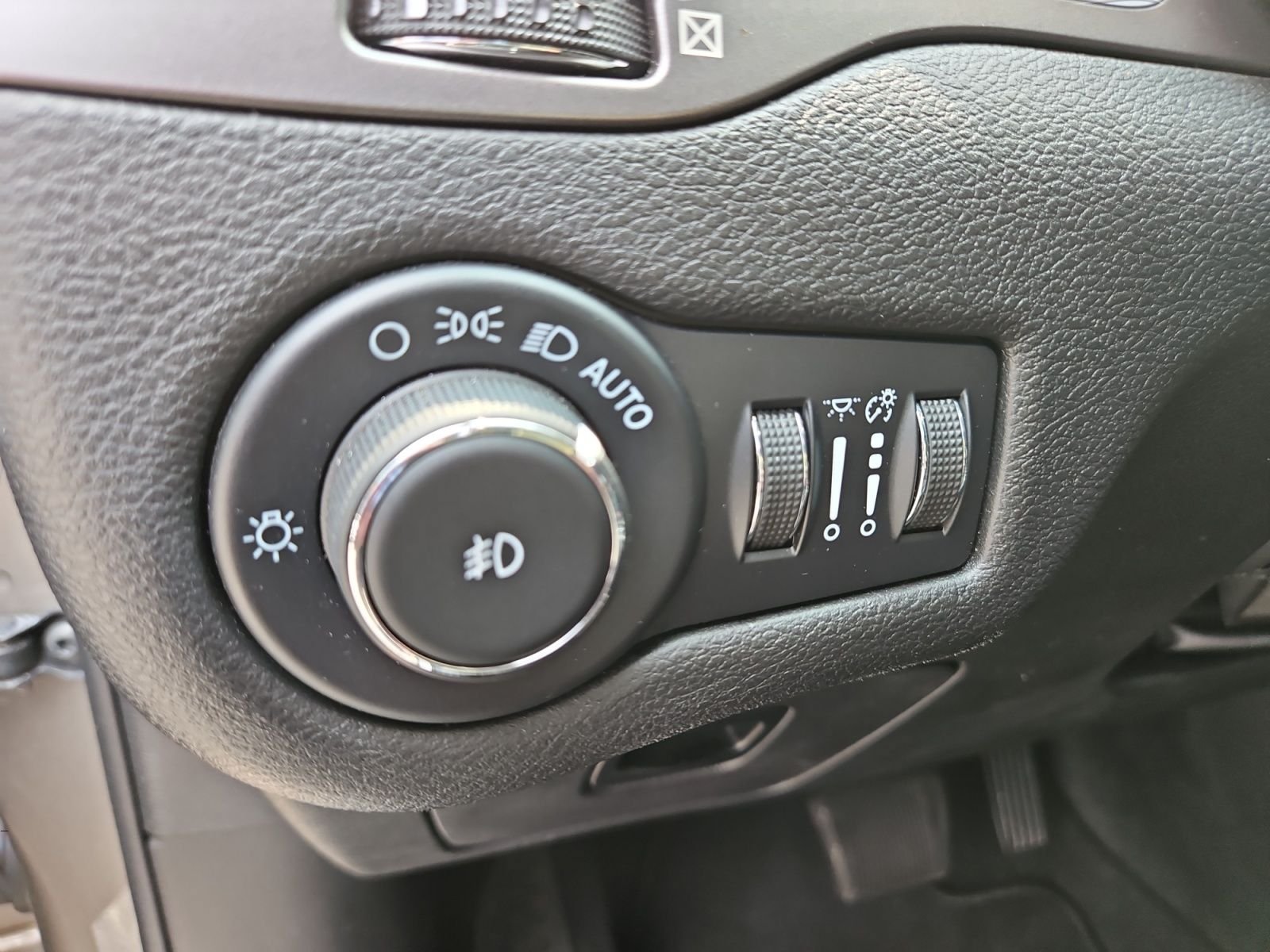 Used 2021 Jeep Cherokee Latitude Plus w/ Sun & Sound Group AWD/4WD image 23