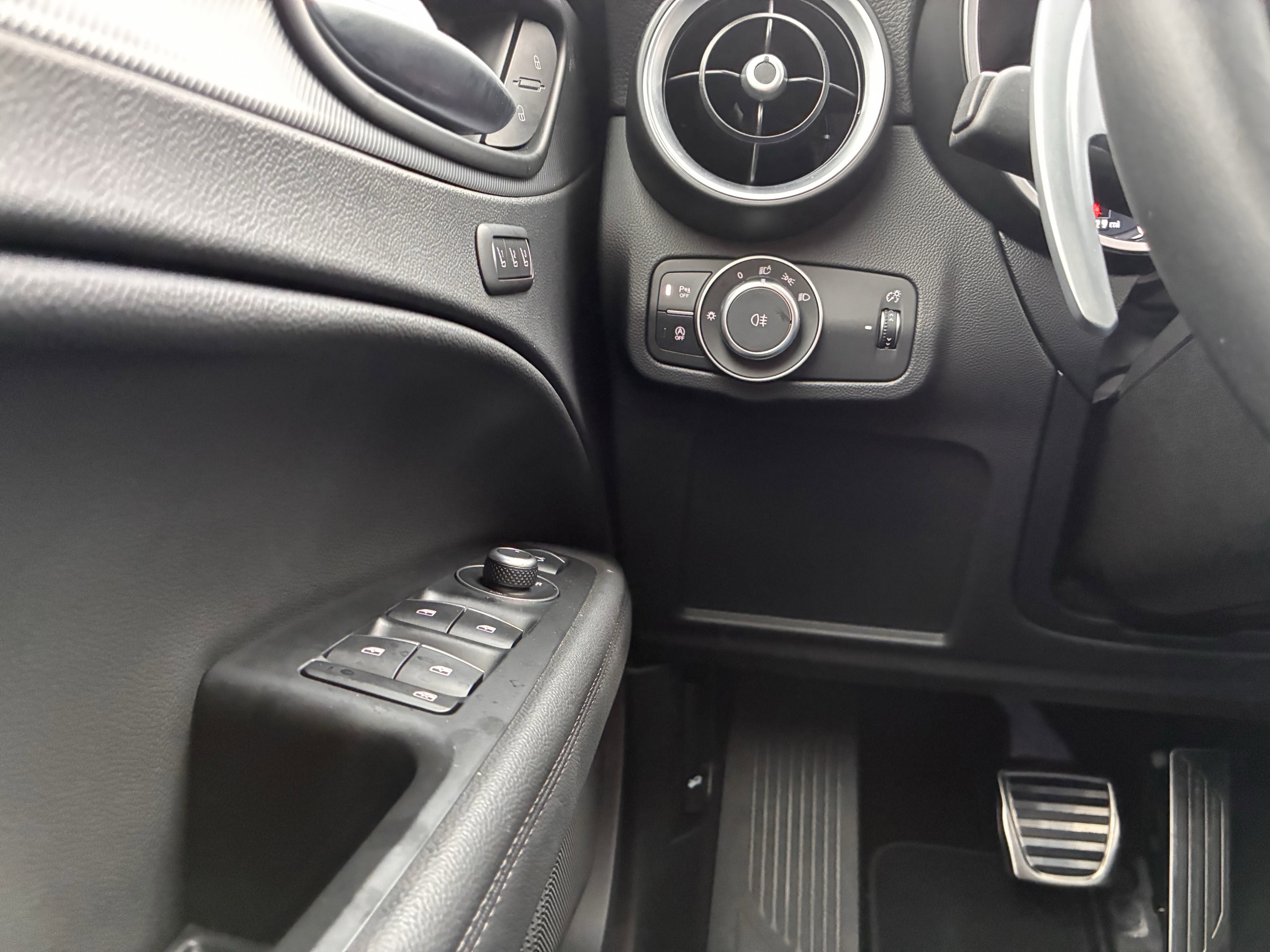 New 2025 Alfa Romeo Stelvio Sprint image 15