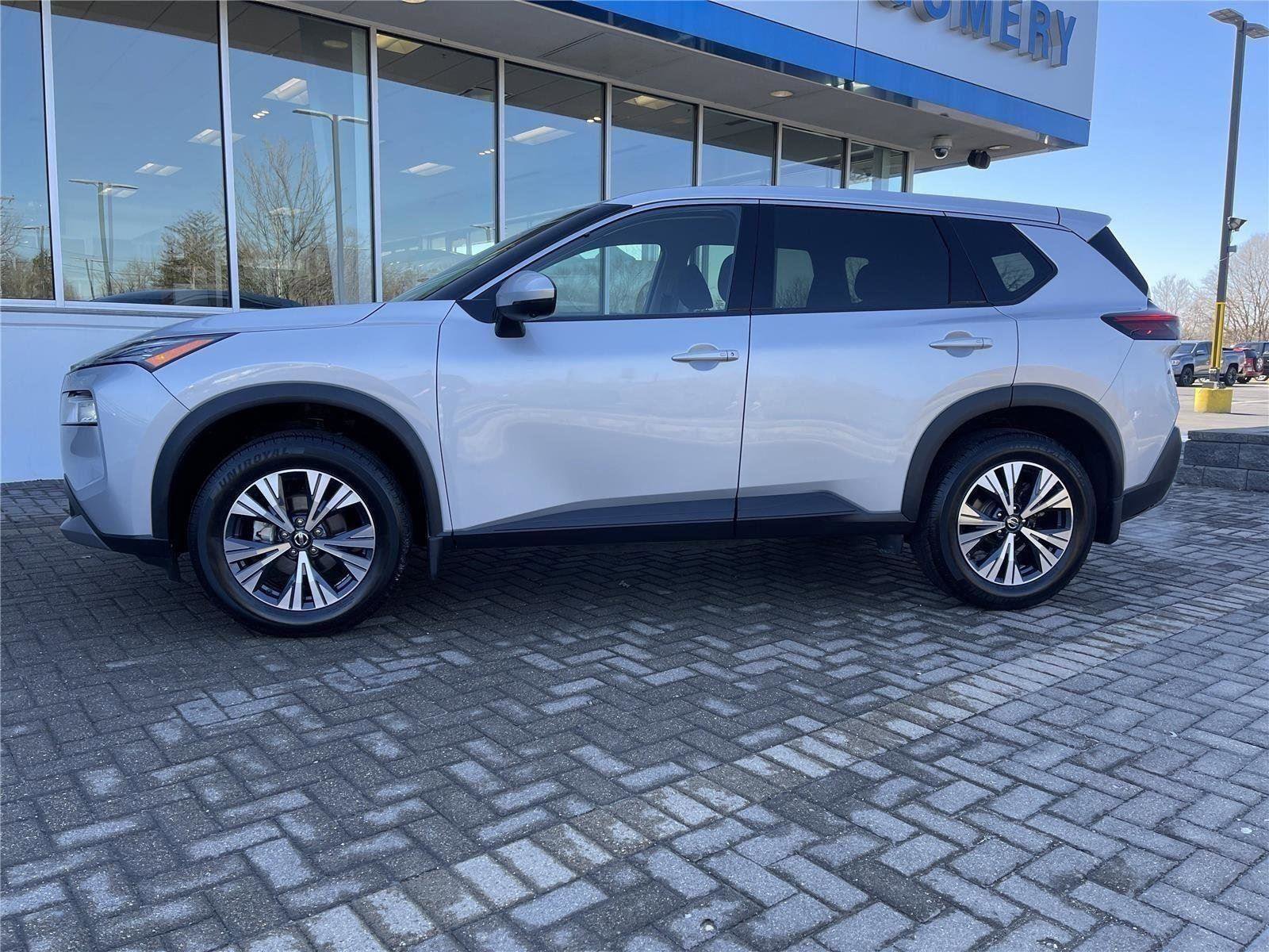 Used 2021 Nissan Rogue SV image 2