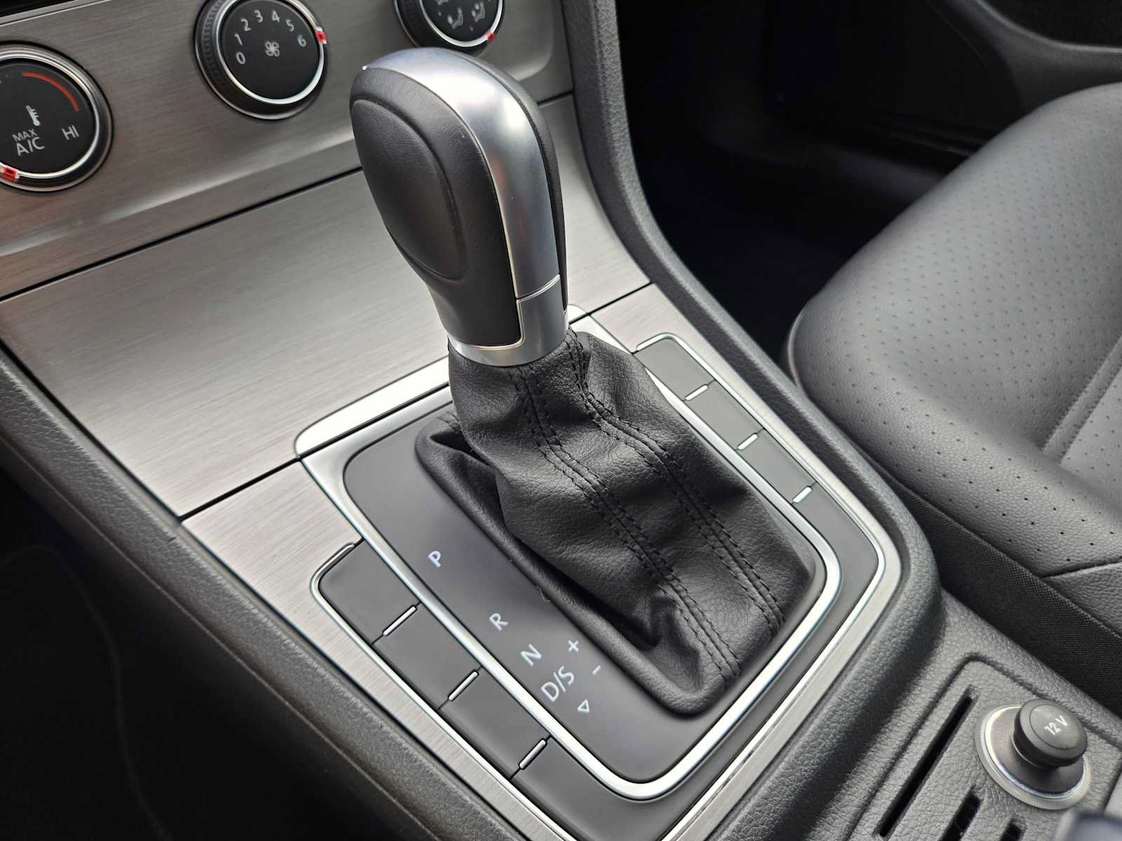 Used 2015 Volkswagen Golf S FWD image 29