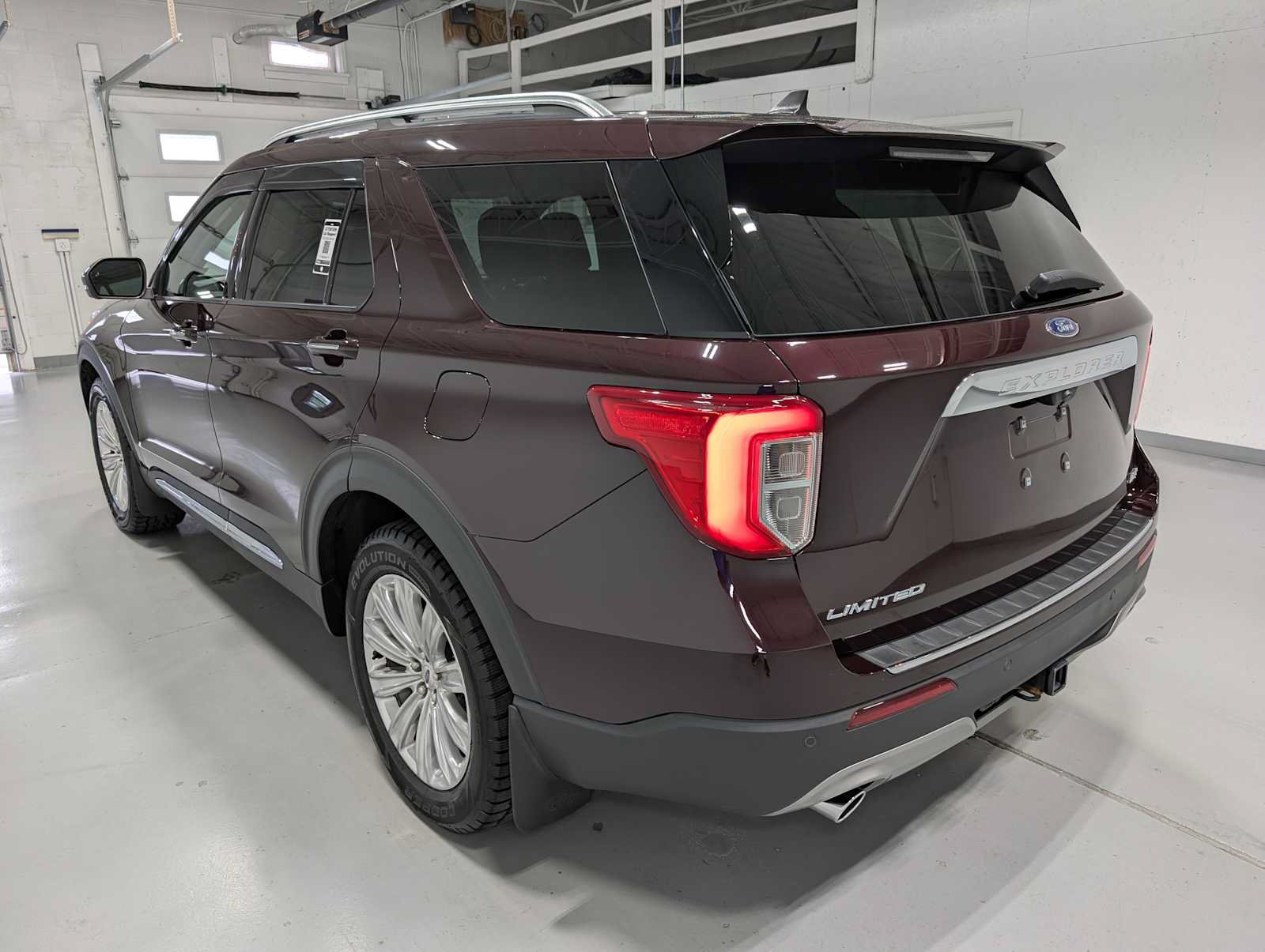 Used 2022 Ford Explorer Limited w/ Equipment Group 301A AWD/4WD image 9