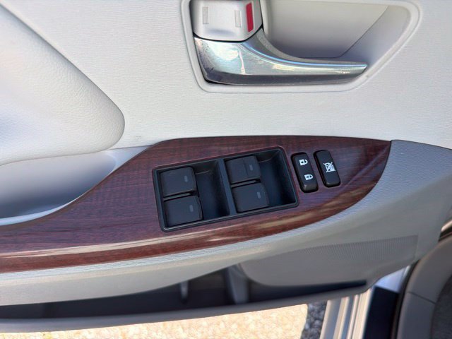 Used 2012 Toyota Sienna XLE w/ Entertainment Pkg FWD image 13