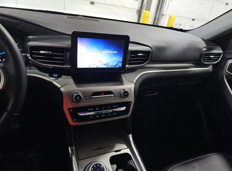 Used 2022 Ford Explorer XLT w/ Equipment Group 202A image 11