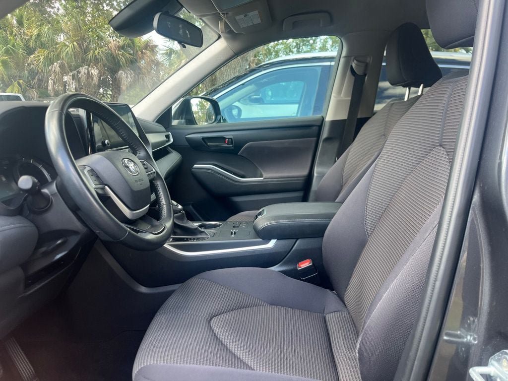 Used 2025 Toyota Highlander LE FWD image 2