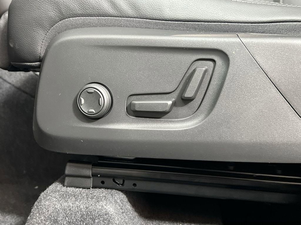 Certified 2025 Volvo XC40 B5 Plus w/ Protection Package Premier image 16