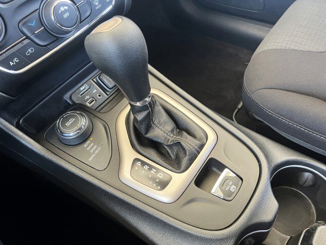 Used 2017 Jeep Cherokee Latitude w/ Cold Weather Group AWD/4WD image 21