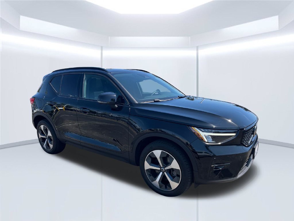 Used 2023 Volvo XC40 B5 Plus w/ Driver Assist Package AWD/4WD image 7