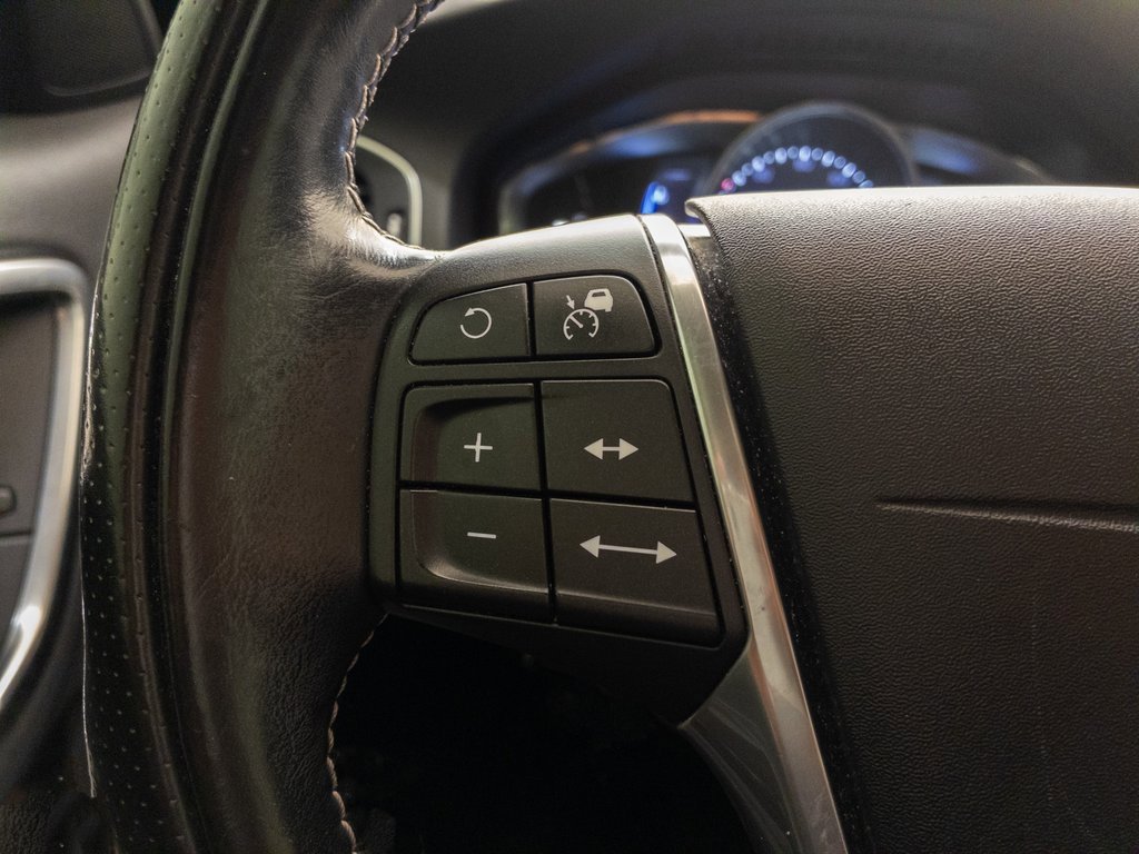 Used 2016 Volvo V60 T6 R-Design Platinum w/ Climate Package image 25