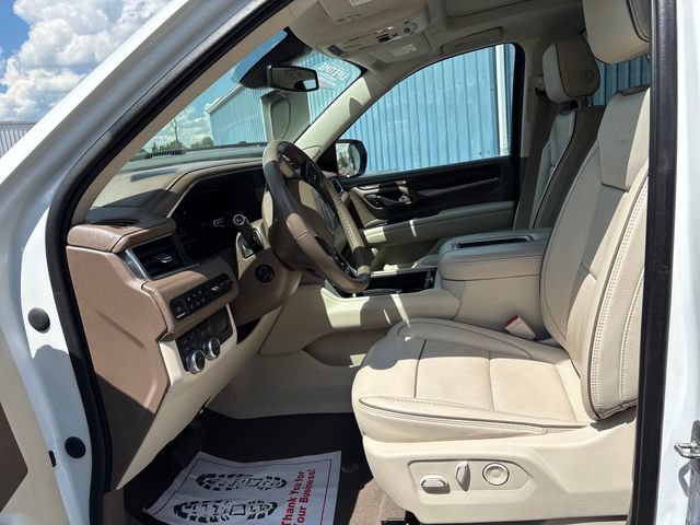 Used 2022 GMC Yukon XL Denali AWD/4WD image 8