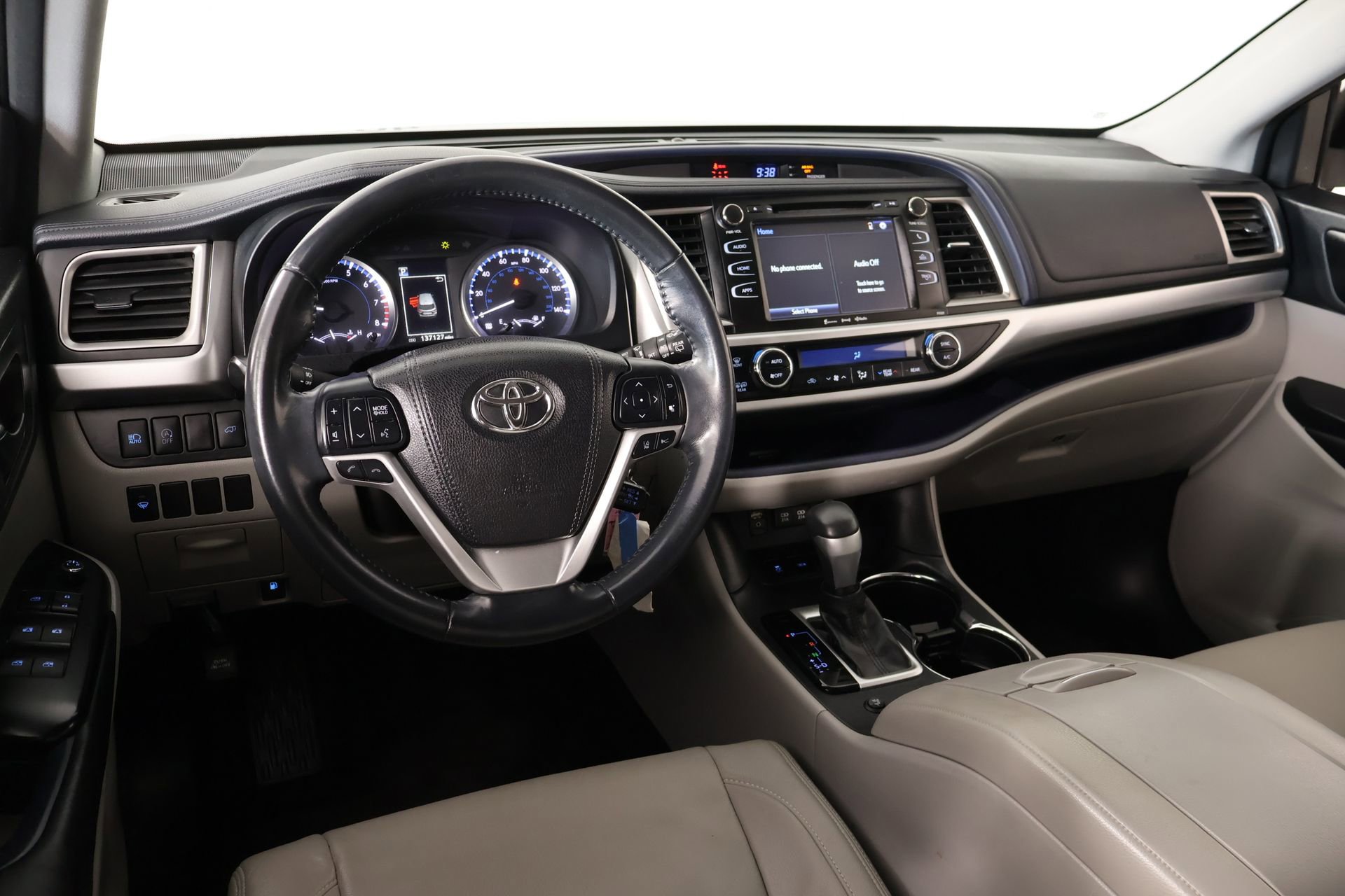 Used 2017 Toyota Highlander Plus FWD image 2