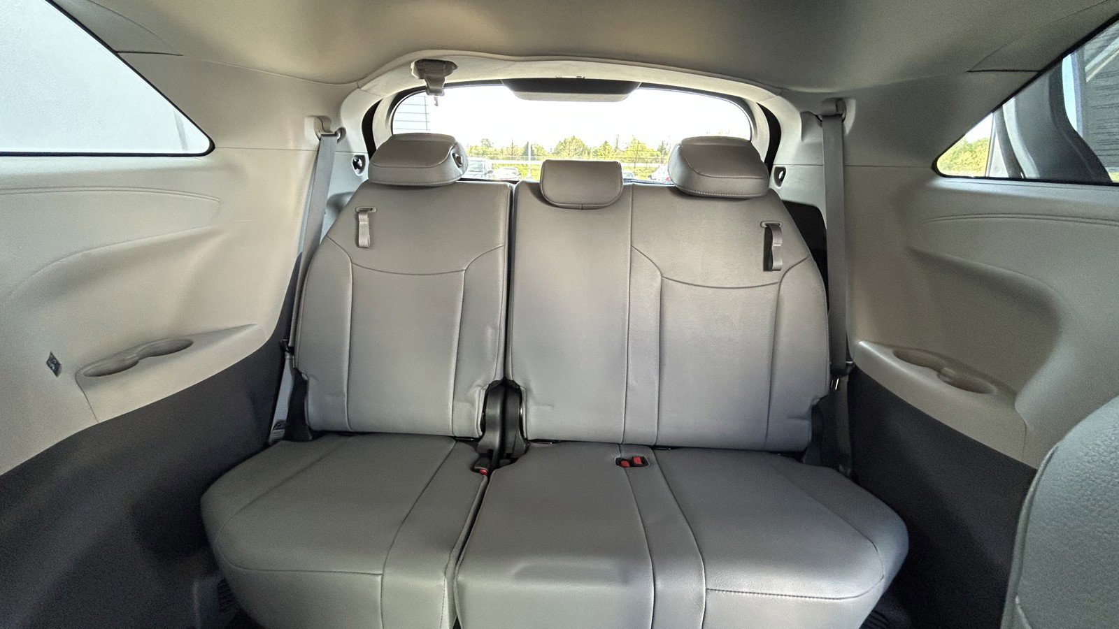 Used 2023 Toyota Sienna XLE FWD image 11