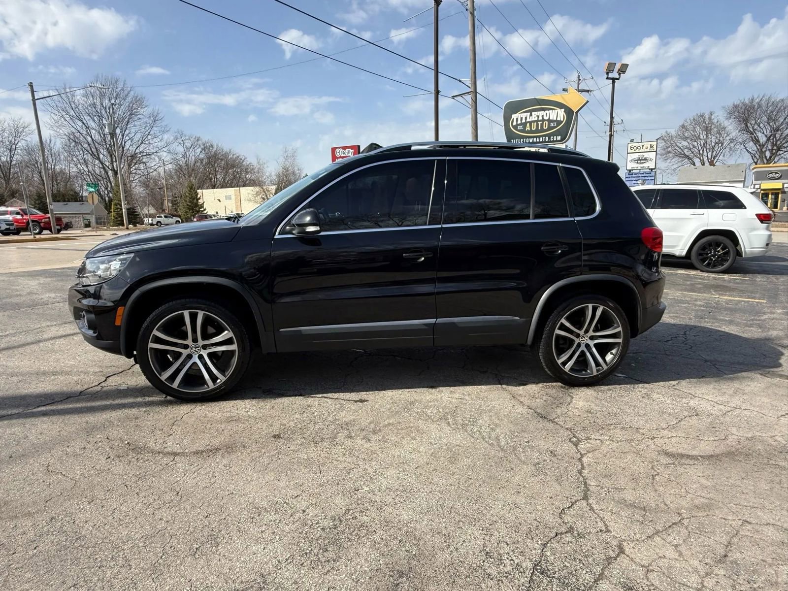 Used 2017 Volkswagen Tiguan SEL image 2