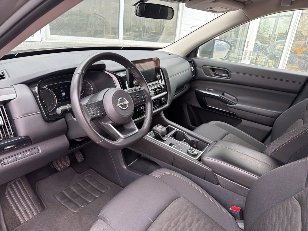 Used 2025 Nissan Pathfinder SV image 9